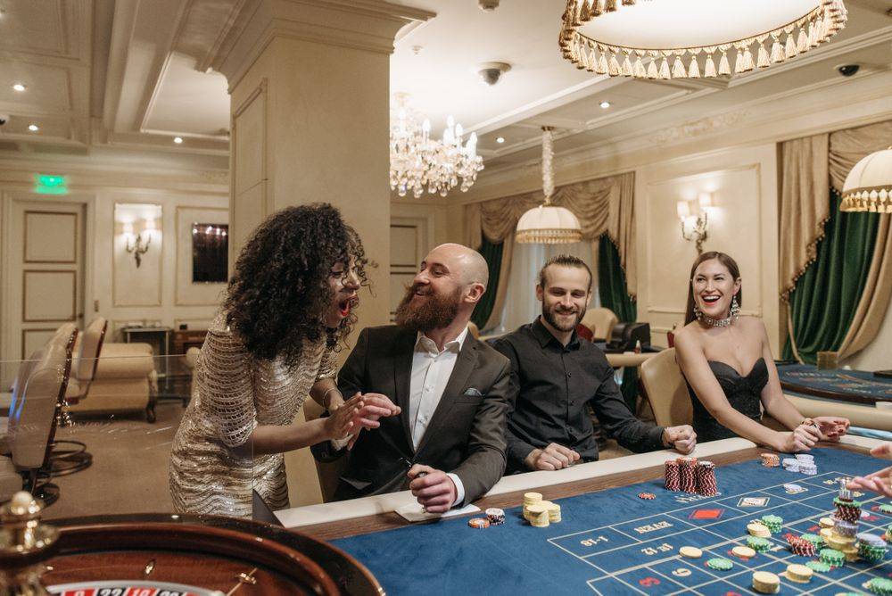 Suasana meja poker dengan kartu dan chip di antara pemain