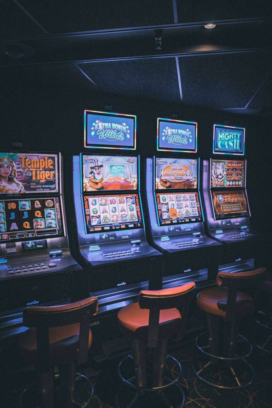 Mesin slot klasik berwarna merah dengan gulungan mekanis